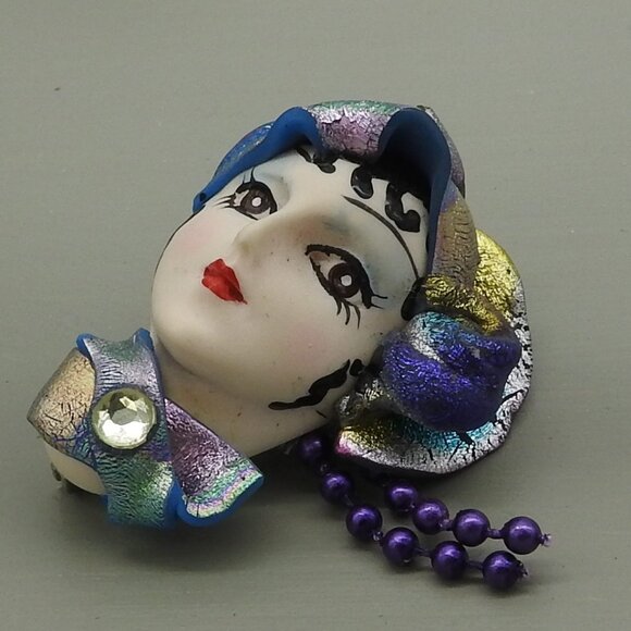 Deco Lady Brooch - Picture 1 of 2